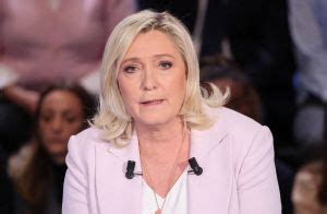 Marine Le Pen après que sa mère pose en soubrette et nue pour。